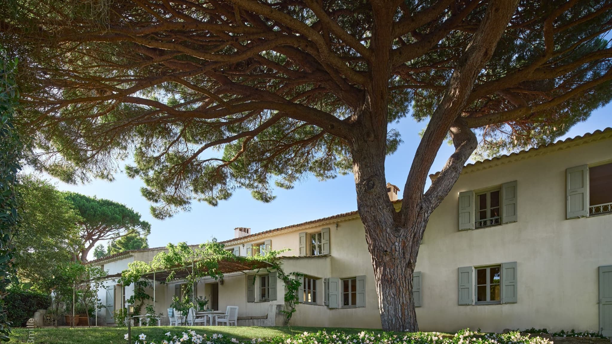 Le réseau d'immobilier de luxe a vendu cette bastide sur les Parcs de Saint-Tropez pour plus de 10 millions d'euros. Le réseau d'immobilier de luxe a vendu cette bastide sur les Parcs de Saint-Tropez pour plus de 10 millions d'euros.