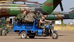 Base aérienne malienne près de Bamako. Une colonne de camions et de blindés français et maliens est entrée dans la ville de Diabali, à quelque 350 km au nord de la capitale, lundi matin tôt après la disparition des islamistes qui la contrôlaient. /Photo p