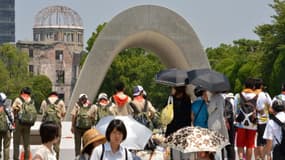 De nombreux visiteurs sont allés prier le 5 août 2015 au Mémorial de la Paix de Hiroshima, pour le 70e anniversaire du bombardement atomique américain que le 6 août 1945 a rasé cette ville de l'ouest du japon à la fin de la Seconde guerr...