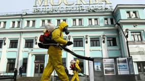 Opération de désinfection devant la gare Belorussky à Moscou, le 20 octobre 2021