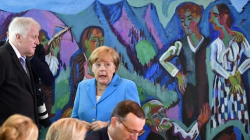 La chancelière allemande Angela Merkel et son ministre de l'Intérieur, Horst Seehofer, ici peu avant un conseil des ministres le 13 juin 2018 à Berlin, sont à couteaux tirés sur la question des migrants. La chancelière allemande Angela Merkel et son ministre de l'Intérieur, Horst Seehofer, ici peu avant un conseil des ministres le 13 juin 2018 à Berlin, sont à couteaux tirés sur la question des migrants.