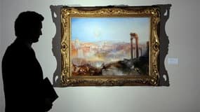 Une toile de Turner, "Modern Rome-Campo Vaccino", a été vendue aux enchères mercredi chez Sotheby's pour 29,7 millions de livres sterling (35,7 millions d'euros), une somme record pour le peintre britannique. /Photo prise le 2 juillet 2010/REUTERS/Paul Ha