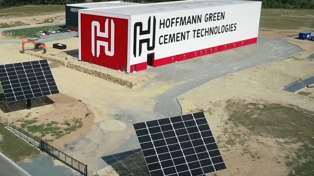 Le site de Bournezeau (Vendée), équipé de 48 silos de stockage et de 3 grands panneaux solaires à l'extérieur, produira plus de 50.000 tonnes par an à partir de janvier 2019.