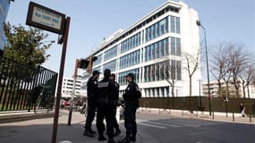 Devant le siège de la Direction centrale du renseignement intérieur à Levallois-Perret, près de Paris, où s'est déroulé la fin de la garde à vue d'Abdelkader Merah. Le parquet de Paris a ouvert dimanche une information judiciaire pour "complicité d'assass