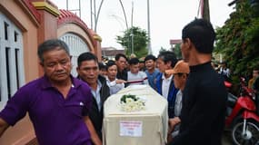 Au Vietnam, des proches portent le cercueil de Nguyen Van Hung, l'une des 39 personnes retrouvée morte dans un camion frigorifique près de Londres, le 27 novembre 2019