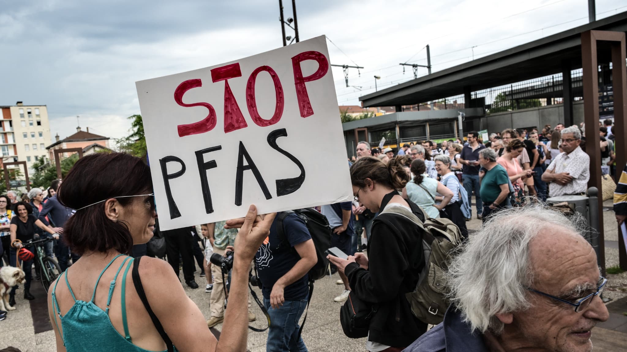 VAL-DE-MARNE: LA PRÉSENCE DE PFAS MIS EN ÉVIDENCE DANS CINQ ÉCOLES "À PROXIMITÉ DE L'INCINÉRATEUR D'IVRY"