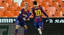 L'attaquant français de Barcelone, Antoine Griezmann  (g), fête son but avec l'attaquant argentin Lionel Messi lors du match de Liga à Valence, le 2 mai 2021