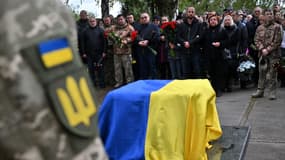 Environ 300 personnes assistent à une cérémonie en hommage au colonel Mykhaïlo Matiouchenko, pilote chef des "fantômes de Kiev" tué en mission, à Boutcha, en Ukraine, le 3 octobre 2022
