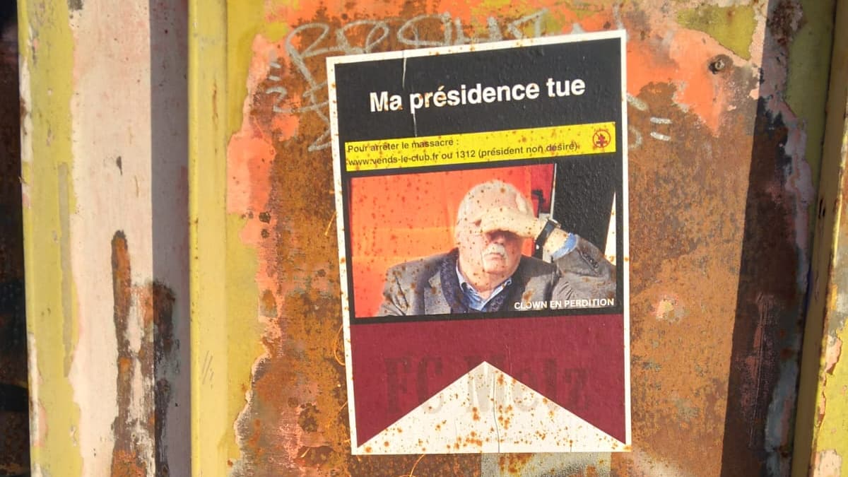 Une affiche hostile au prséident du FC Metz, Bernard Serin, placardée dans sur un mur de la ville, le 29 février 2024