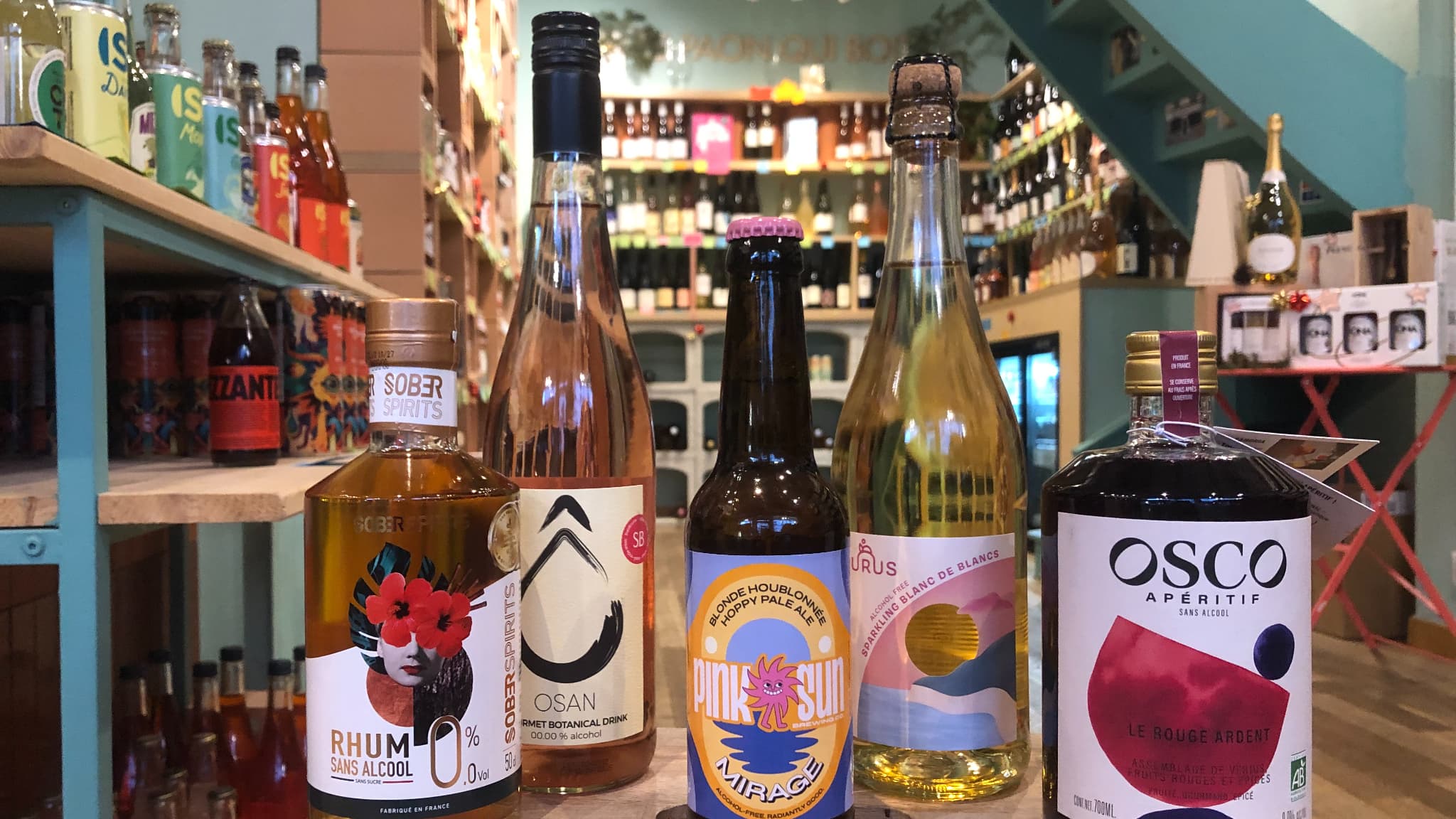 Une sélection de cinq boissons sans alcool proposée par la cave Le Paon qui boit (19e arrondissement de Paris).