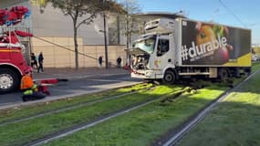 Un camion embourbé sur les voies du tramway T3a à Paris
