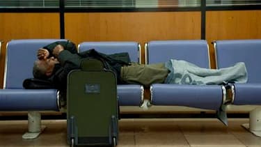 Aéroport d'Orly, près de Paris. Le trafic aérien restait perturbé samedi pour le troisième jour consécutif sur une grande partie de l'Europe du Nord et de l'Est en raison du nuage de cendres formé après l'éruption mercredi d'un volcan islandais. /Photo pr