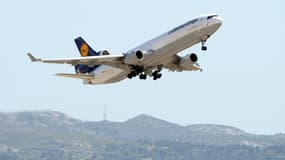 Un cargo de la Lufthansa décolle de Marseille pour rapatrier les 32 victimes espagnoles du crash (15 juin 2015)