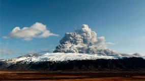 L'éruption du volcan situé sous le glacier Eyjafjallajokull, qui paralyse la majeure partie du ciel européen depuis mercredi, continuait dimanche à cracher un nuage de cendres volcaniques accompagné de puissantes secousses telluriques. /Photo prise le 17