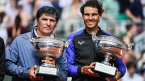 Toni Nadal (à gauche) et Rafael Nadal (à droite) posent pour les photographes après sa victoire en finale lors de Roland-Garros, le 11 juin 2017 à Paris.
