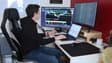 Un homme en train d'observer les cours des cryptomonnaies (image d'illustration).
