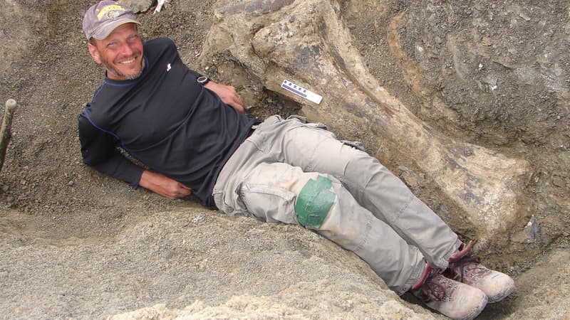 Le paléontologue américain Kenneth J. Lacovara pose près d'un os du squelette géant de Dreadnoughtus schrani, en Argentine.