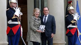 Hillary Clinton, ses mémoires et François Hollande sur le perron de l'Elysée mardi