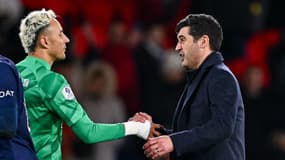 Paulo Fonseca serre la main de Keylor Navas à la fin du match PSG-Lille