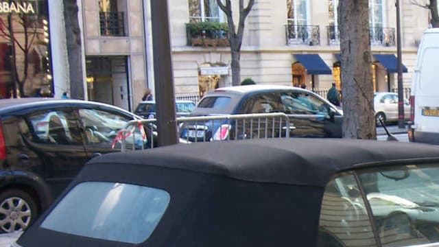 La petite Mini verte n'aura pas le droit de rouler dans les rues de Paris en semaine à partir de vendredi, contrairement à la Mini grise stationnée derrière elle ou la camionette en arrière-plan, si elle appartient à un commerçant des marchés.