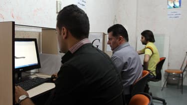 Des Iraniens connectés à Internet dans un cybercafé de Téhéran, le 14 mai 2013.
