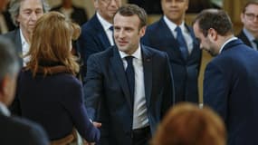 Emmanuel Macron serre la main de la philosophe Monique Canto-Sperber le 18 mars 2019 à l'Élysée.