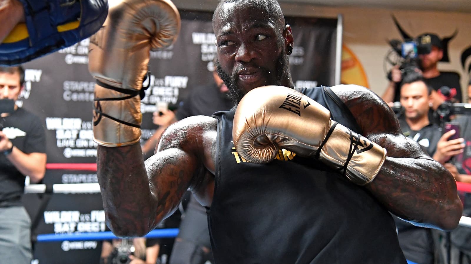 La puissance de Deontay Wilder en action à l'entraînement La puissance de Deontay Wilder en action à l'entraînement