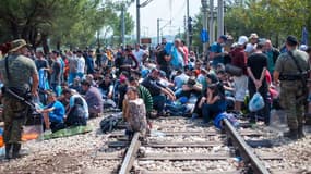 Des migrants attendent de traverser la frontière entre la Grèce et la Macédoine