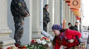 Devant la station de métro de Minsk où un attentat à la bombe a été commis lundi. Les autorités biélorusses ont arrêté plusieurs personnes soupçonnées d'y être impliquées./Photo prise le 12 avril 2011/REUTERS/Vladimir Nikolsky