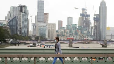 Une femme porte un masque de protection, le 21 août 2020 à Londres