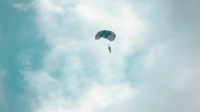 Il saute en parachute depuis un drone