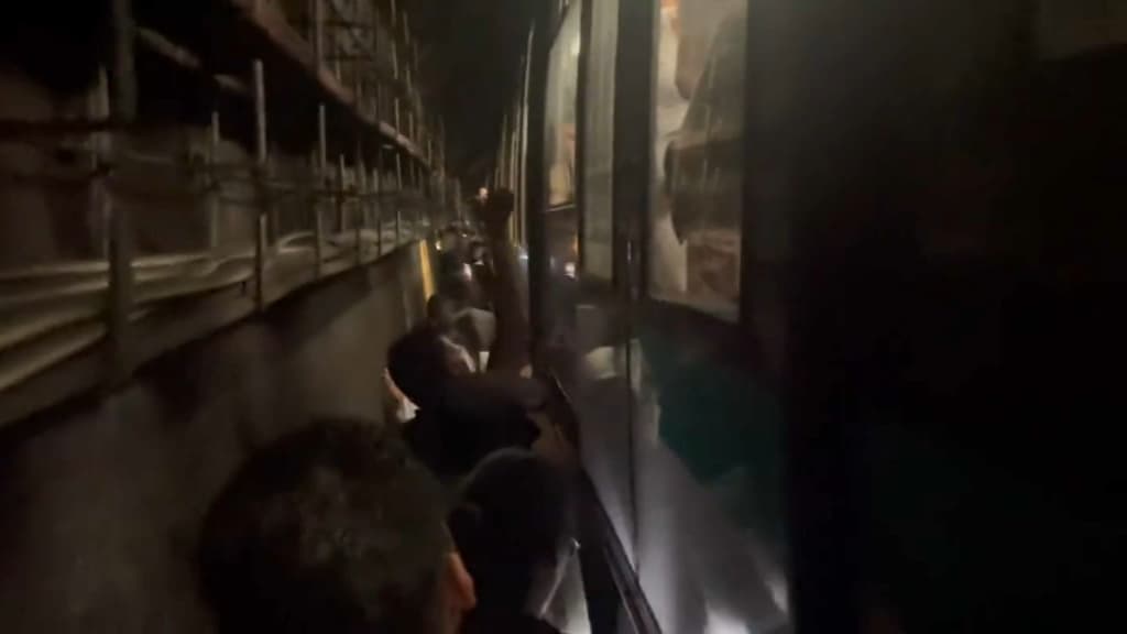 Les usagers de la ligne 4 mercredi 14 juin, évacués du métro parisien. Les usagers de la ligne 4 mercredi 14 juin, évacués du métro parisien.