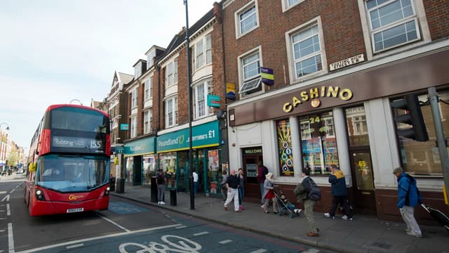 Un bus passe le 5 mai 2016 le long de Tooting High Street dans le sud de Londres.