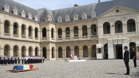 Emmanuel Macron dans la Cour des Invalides lors de l'hommage national rendu à Simone Veil le 05 juillet 2017