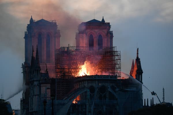 Notre-Dame: de 18h45 à 3h30, la course contre-la-montre des sapeurs-pompiers Notre-Dame: de 18h45 à 3h30, la course contre-la-montre des sapeurs-pompiers