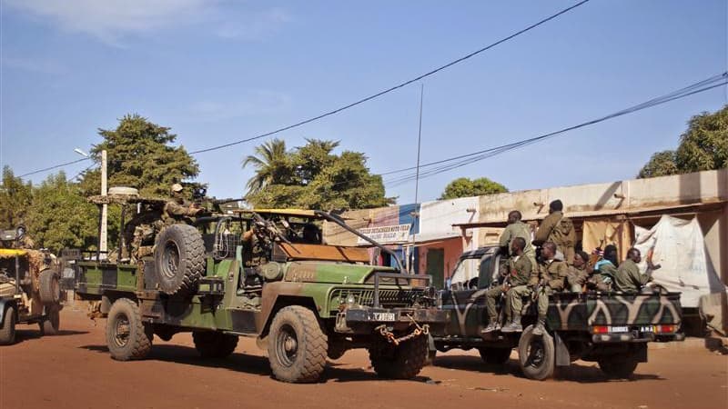 Militaires français dans les rues de Markala, entre la capitale malienne Bamako et la ville de Mopti. Près de deux Français sur trois (63%) sont favorables à l'intervention militaire de la France au Mali, selon un sondage Harris Interactive. /Photo prise