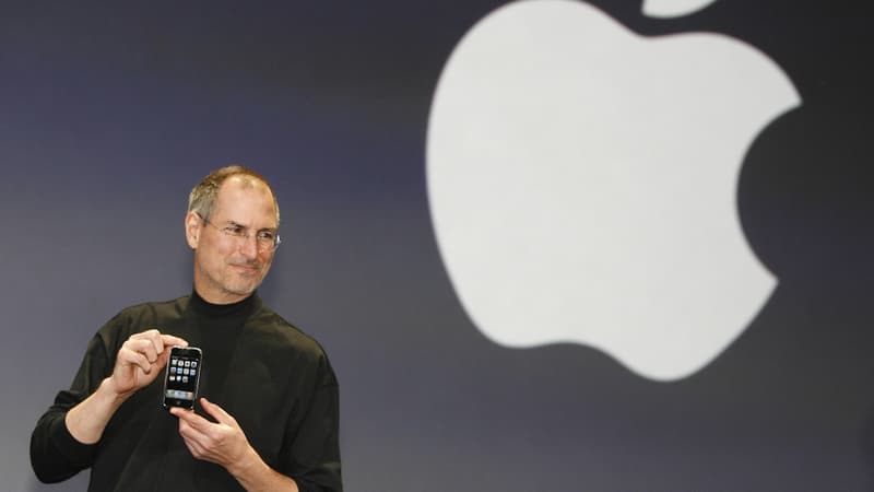 Comme il l'avait faire pour le téléphone portable, Steve Jobs rêvait de réinventer la voiture. 