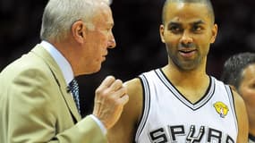 Tony Parker aux côtés de Gregg Popovich, l'entraîneur des Spurs
