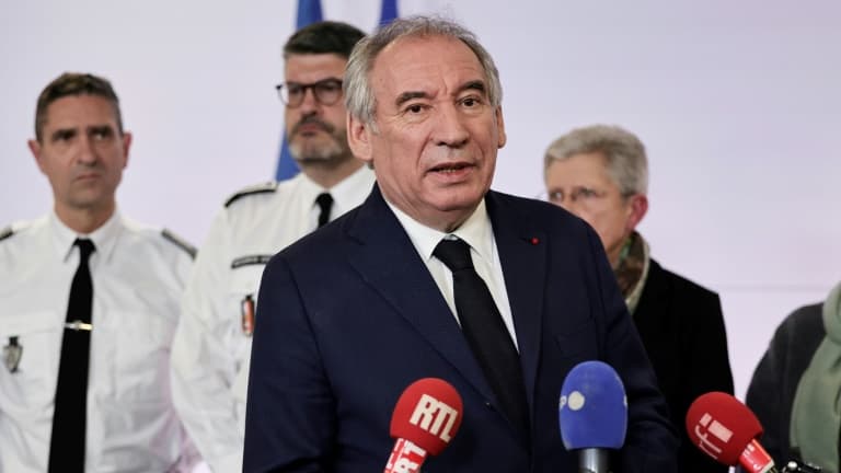 Le Premier ministre François Bayrou parle aux journalistes après une réunion de crise sur Mayotte, à Paris le 14 décembre 2024