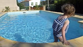 Un enfant dans une piscine