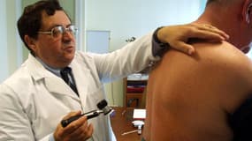 Médecin dépistant un patient.