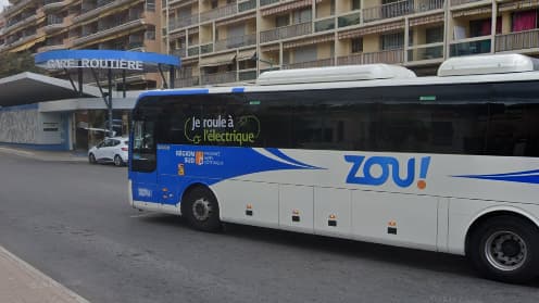 Un bus à la gare routière de Menton.