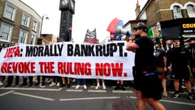 Les supporters de Crystal Palace manifestent contre l'UEFA, le 15 juillet 2025.