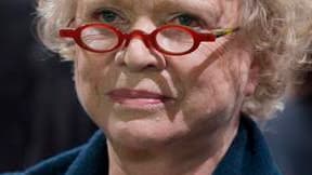 Florence Woerth va porter plainte contre Eva Joly, a annoncé mardi son mari Eric Woerth sur RMC et BFM TV. L'eurodéputée d'Europe Ecologie a accusé l'épouse de l'ancien ministre du Budget, qui travaille dans la holding familiale de Liliane Bettencourt, d'