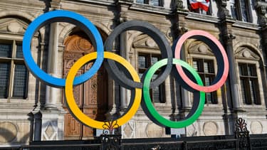 Les anneaux olympiques devant l'Hôtel de ville de Paris, le 6 septembre