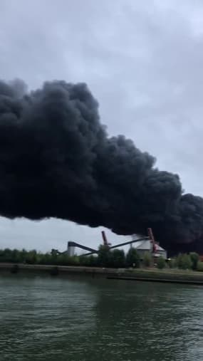 Les sirènes retentissent à Rouen lors de l'incendie de l'usine Lubrizol, classée Seviso - Témoins BFMTV