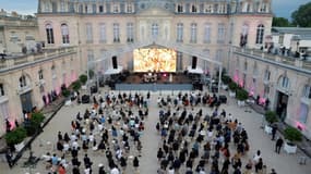 Dans la cour du palais de l'Elysée, lors d'un concert électro pour la Fête de la musique, le 21 juin 2021 