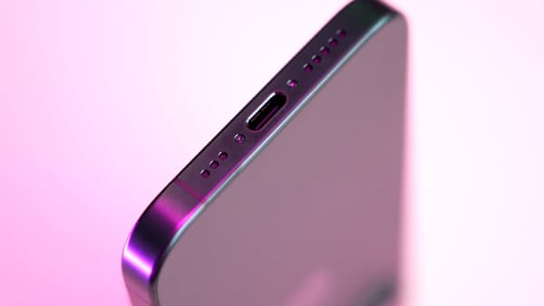 ② iPhone 12 Pro Max avec cable et chargeur Apple. — Téléphonie