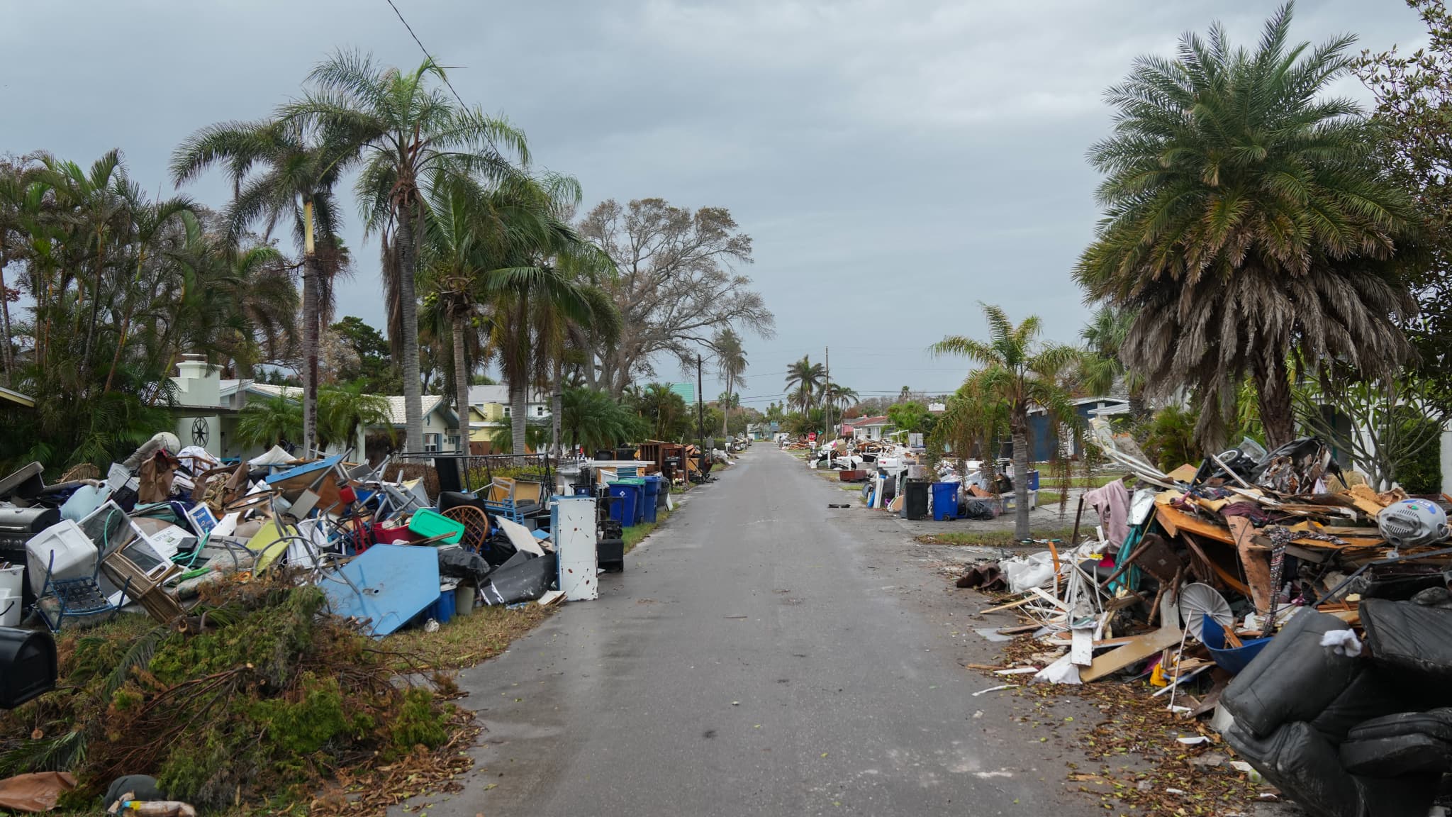 Des débris de l’ouragan Helene bordent une rue de la section de Redington Beach à Saint-Pétersbourg, en Floride, le 8 octobre 2024, avant que l’ouragan Milton ne touche terre. (Photo d'illustration)