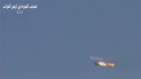 Image vidéo mises en ligne par des insurgés présentées comme montrant un avion de guerre syrien en flammes et annoncées comme ayant été filmées le 13 août. La rébellion syrienne a revendiqué la destruction, lundi, d'un chasseur l'armée de l'air dans la pr